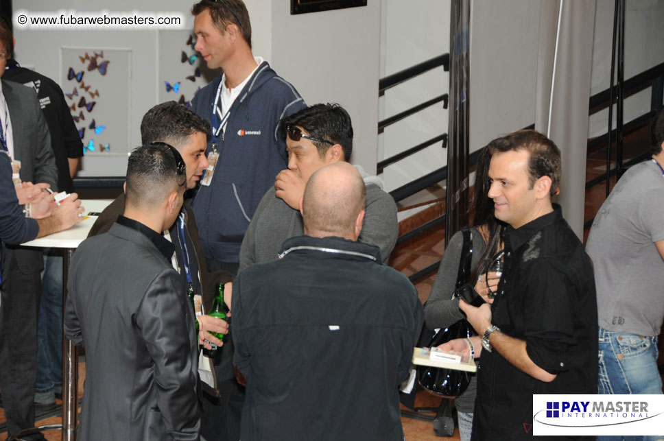 Cocktail Bar: MojoHost Buys The Drinks!