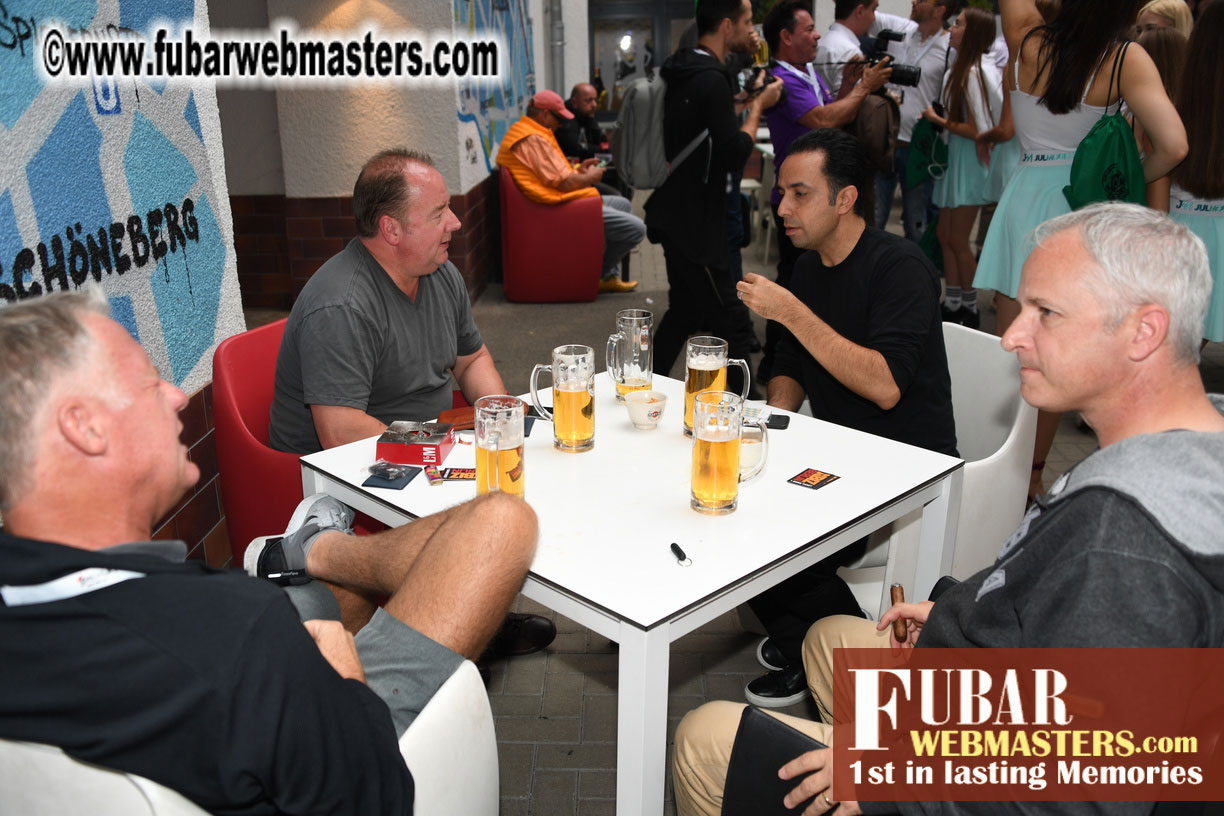 Mix & Meet Happy Hour