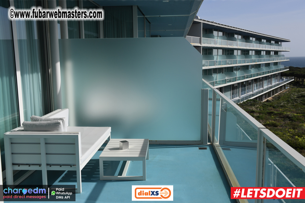 Pre-show MoJoHost Happy Hour