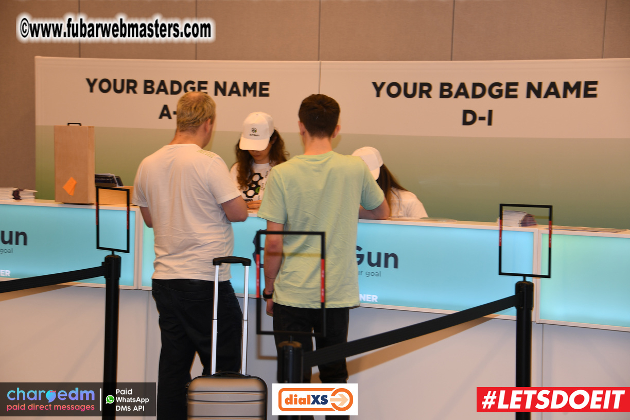 Pre-show MoJoHost Happy Hour