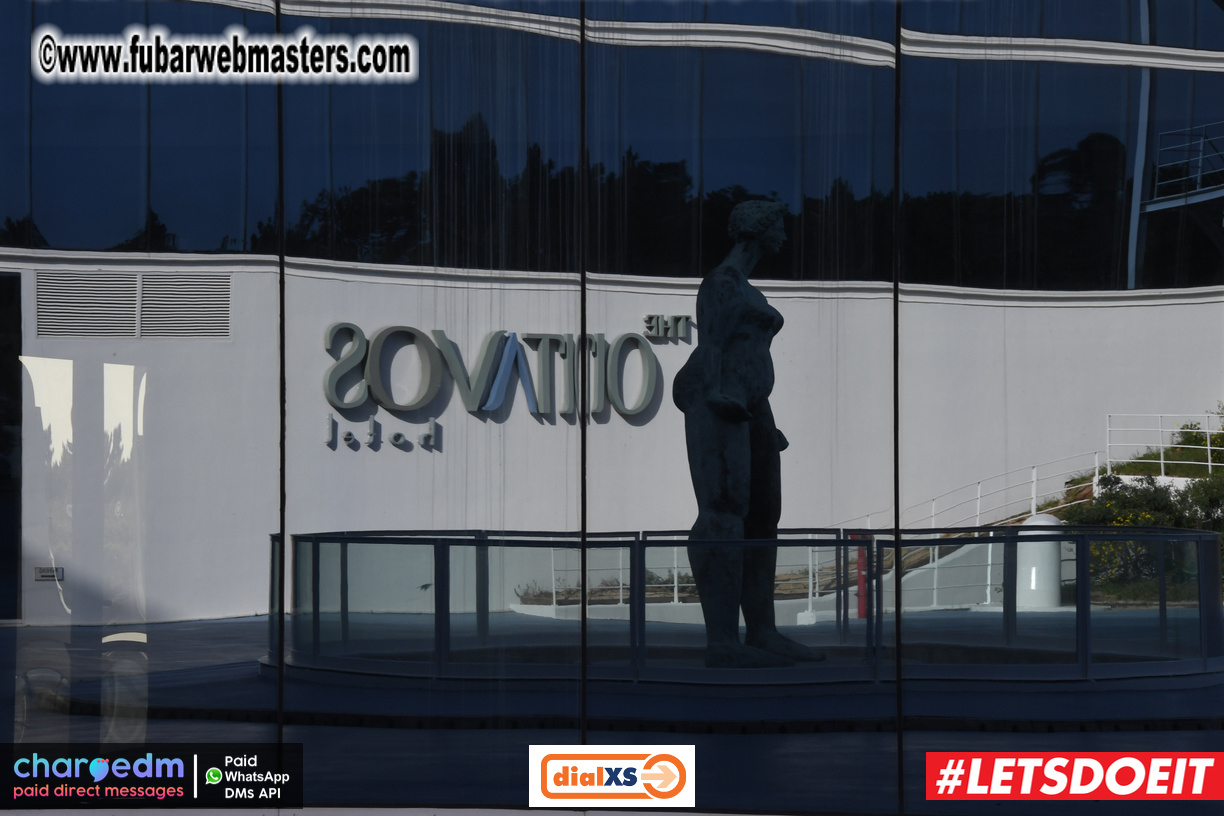 Pre-show MoJoHost Happy Hour