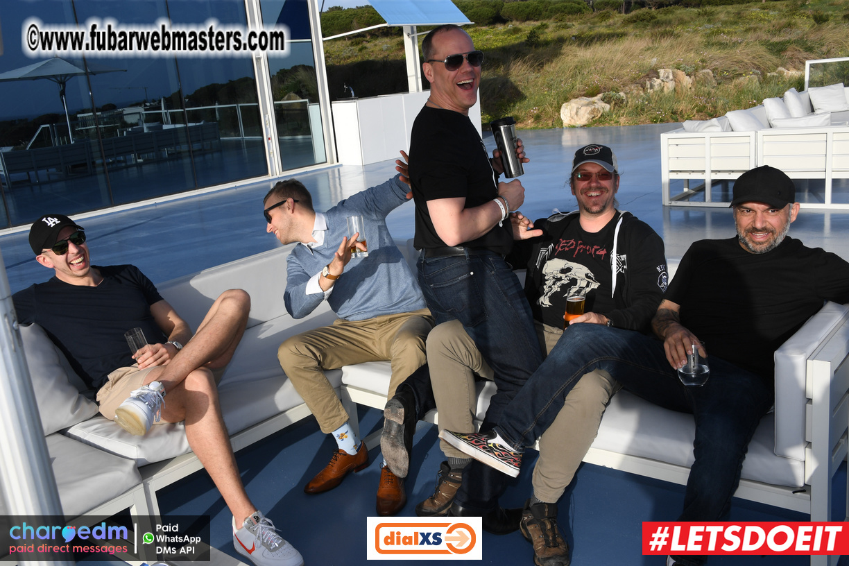 Pre-show MoJoHost Happy Hour