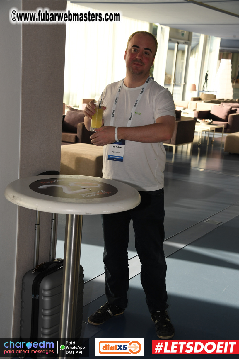 Pre-show MoJoHost Happy Hour