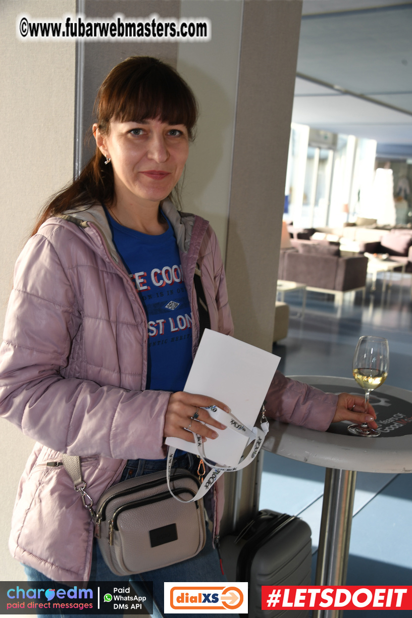 Pre-show MoJoHost Happy Hour