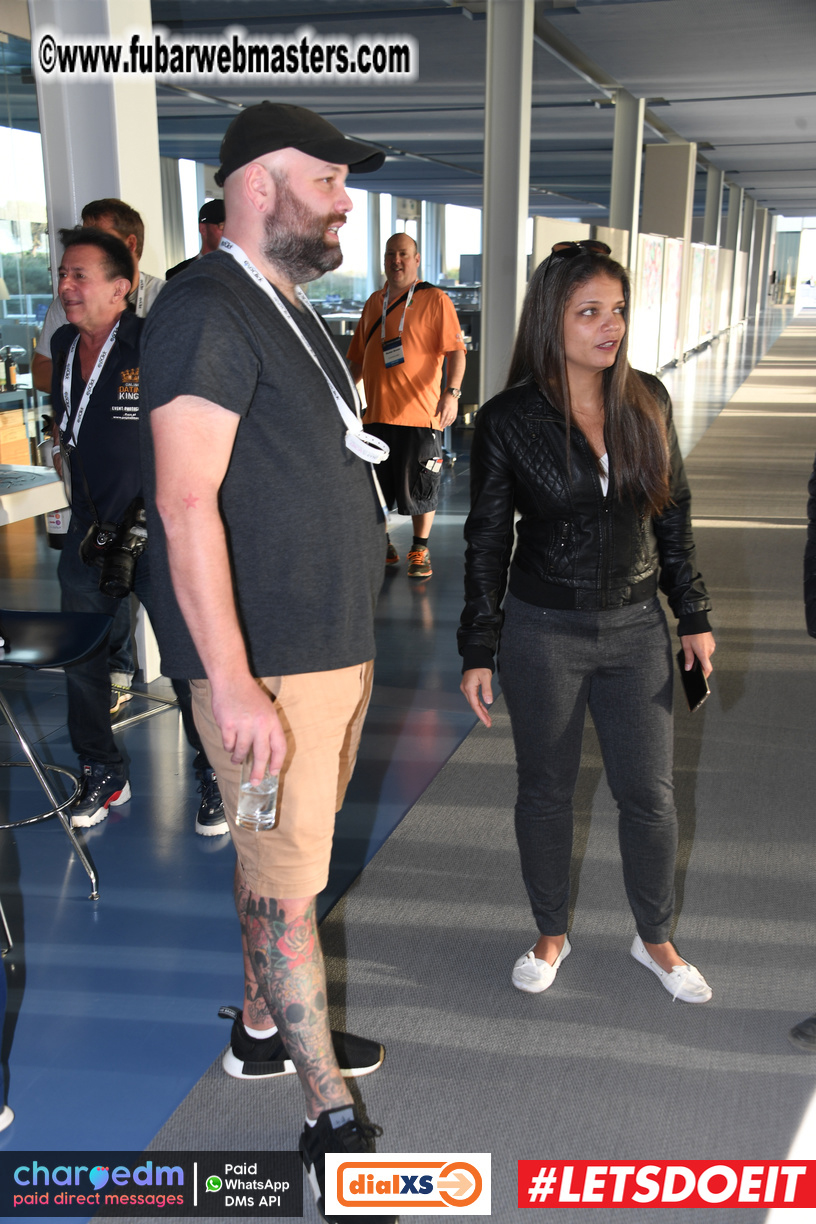 Pre-show MoJoHost Happy Hour