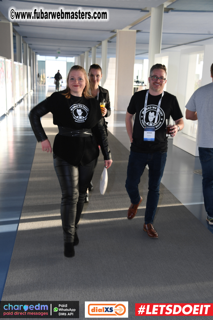 Pre-show MoJoHost Happy Hour