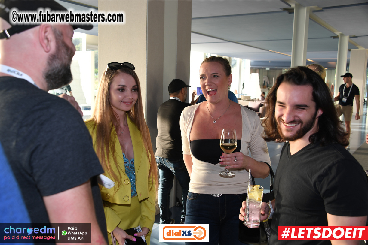 Pre-show MoJoHost Happy Hour