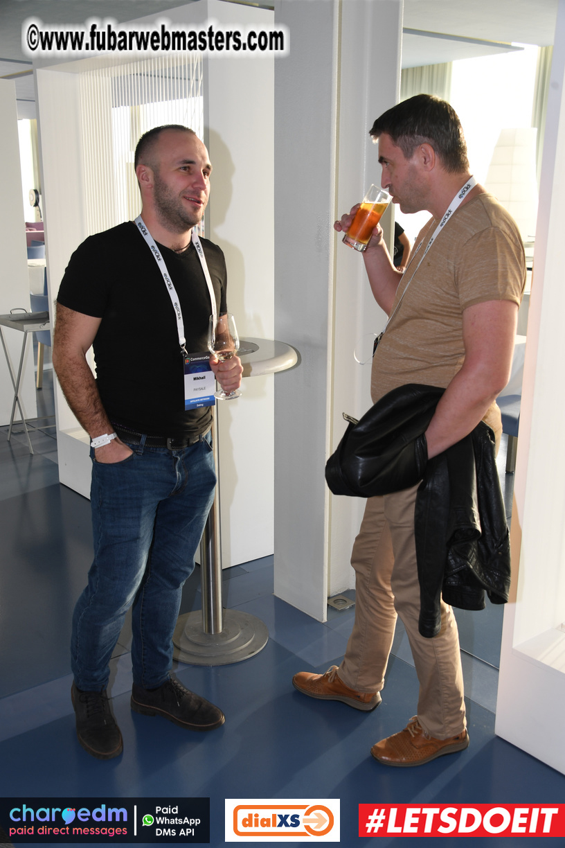 Pre-show MoJoHost Happy Hour