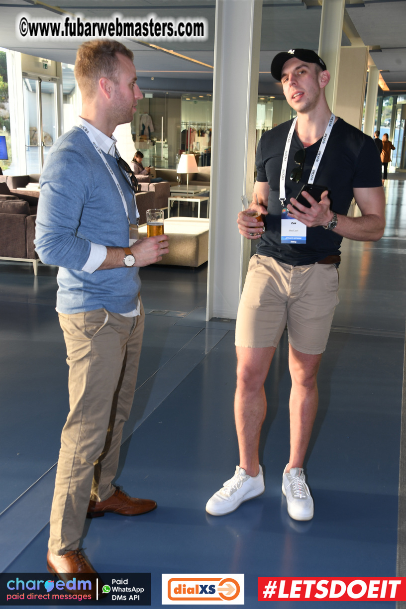 Pre-show MoJoHost Happy Hour