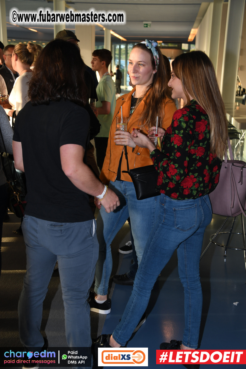 Pre-show MoJoHost Happy Hour