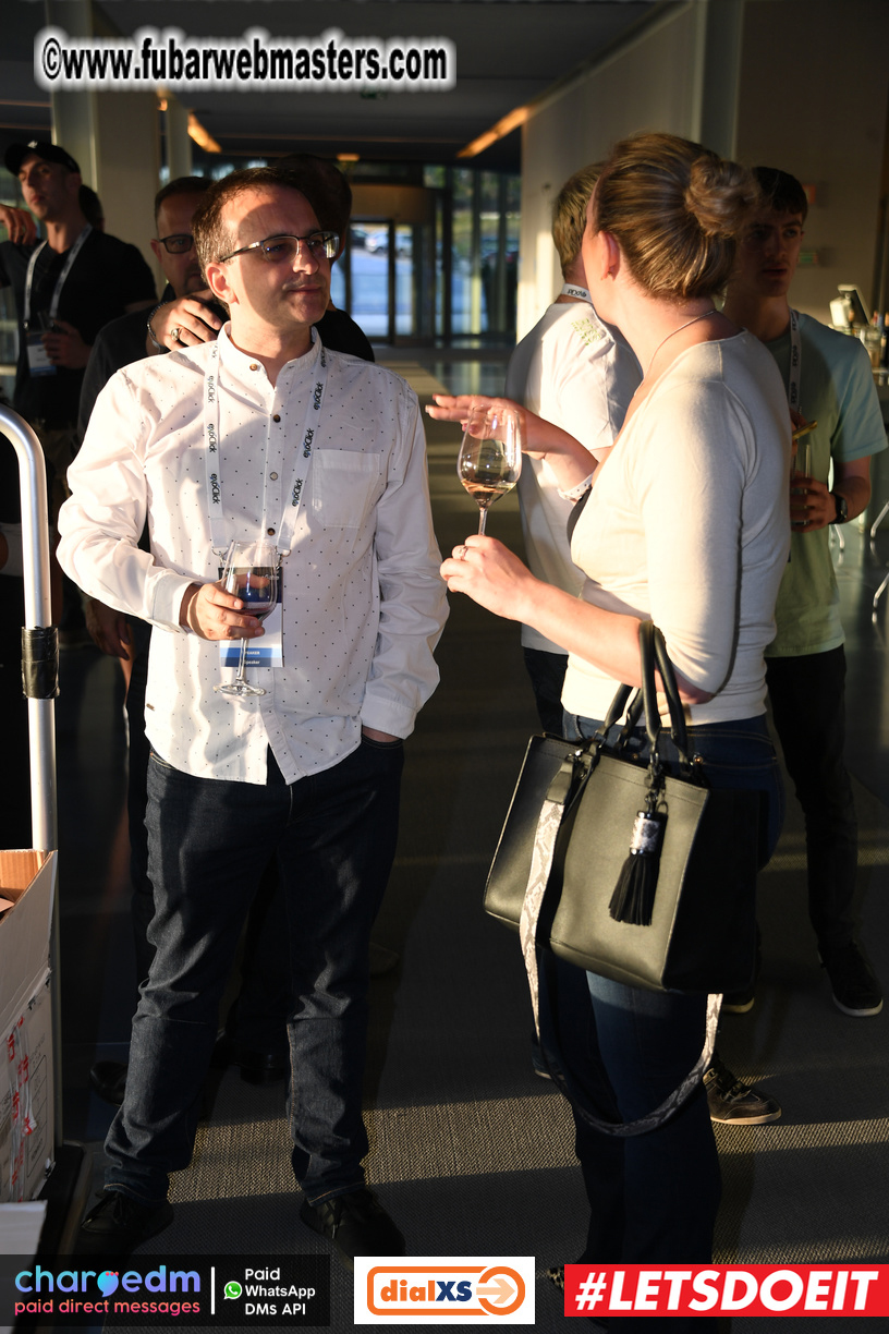 Pre-show MoJoHost Happy Hour