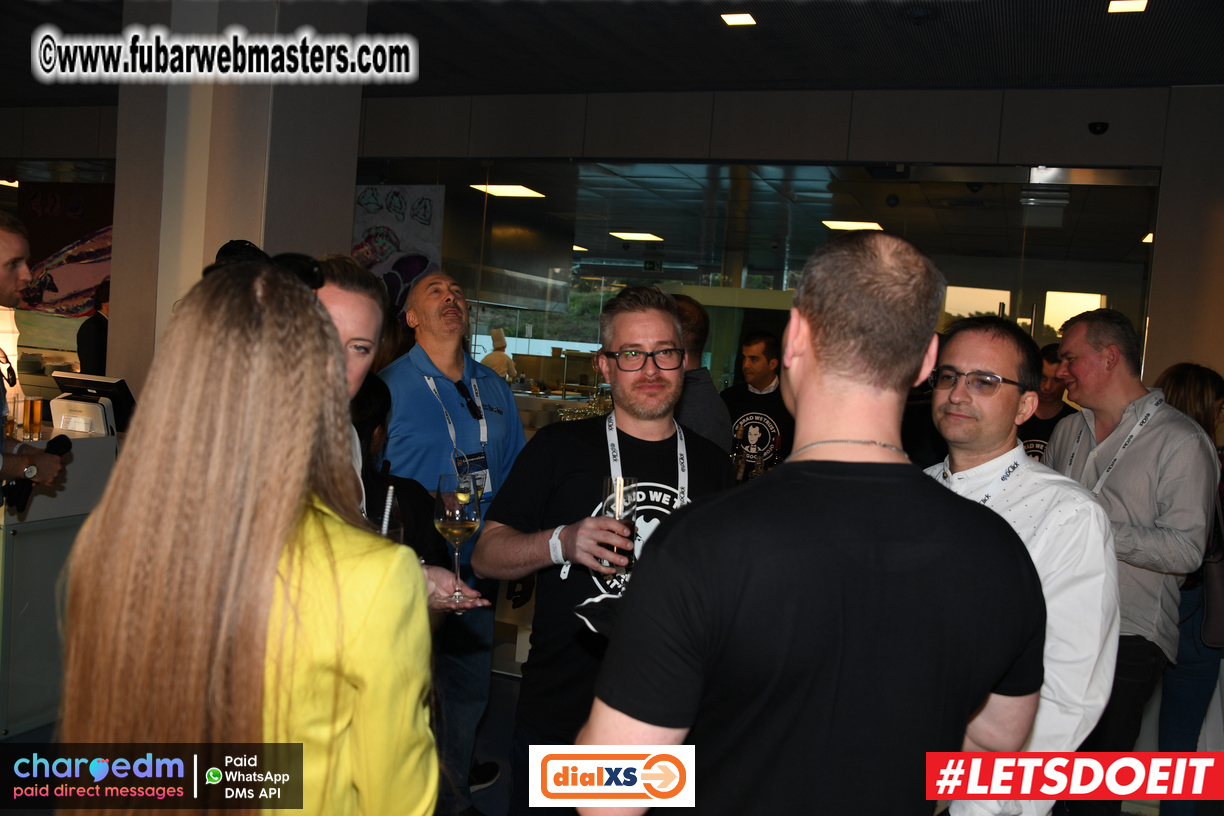 Pre-show MoJoHost Happy Hour