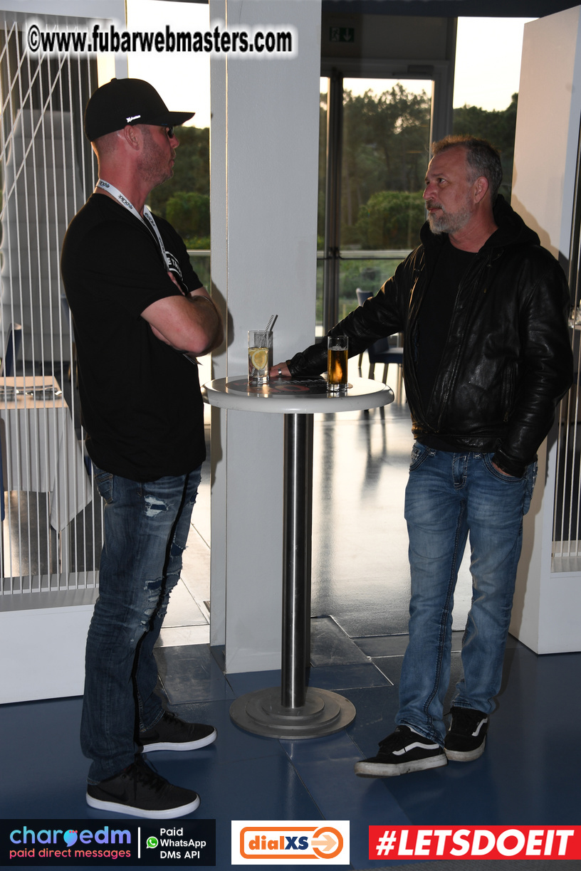 Pre-show MoJoHost Happy Hour