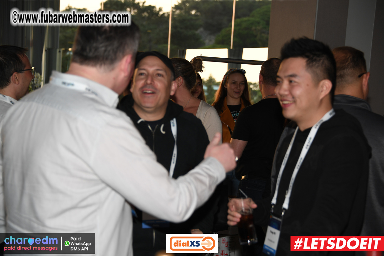 Pre-show MoJoHost Happy Hour