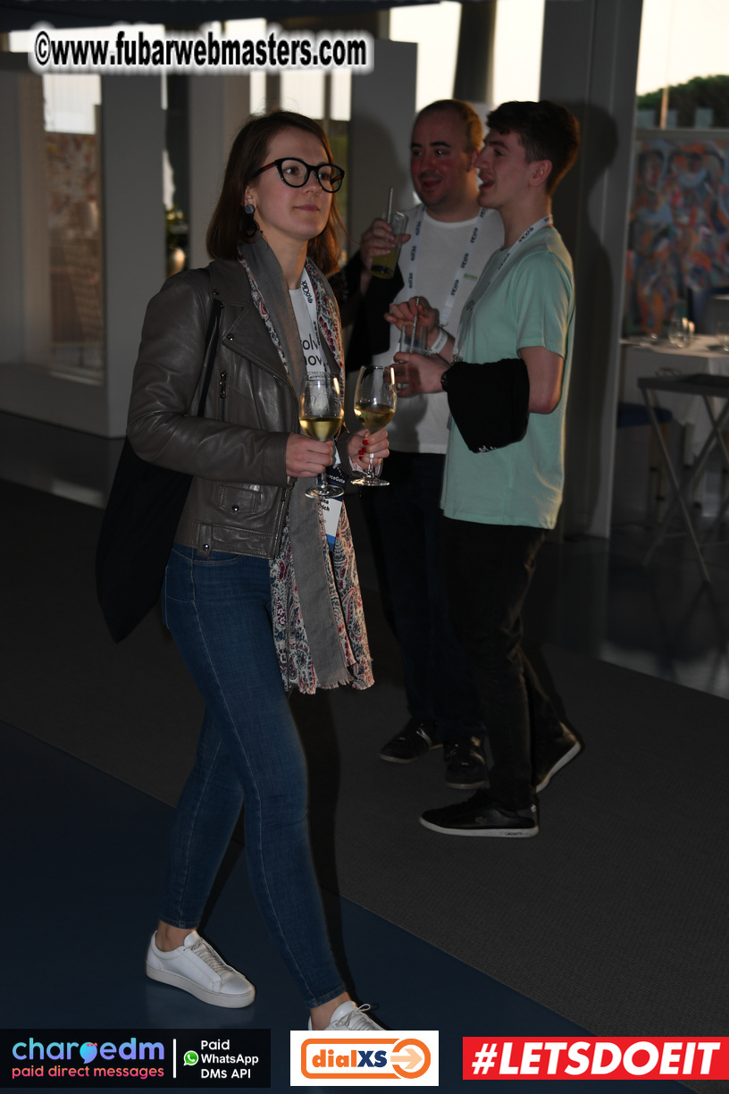 Pre-show MoJoHost Happy Hour