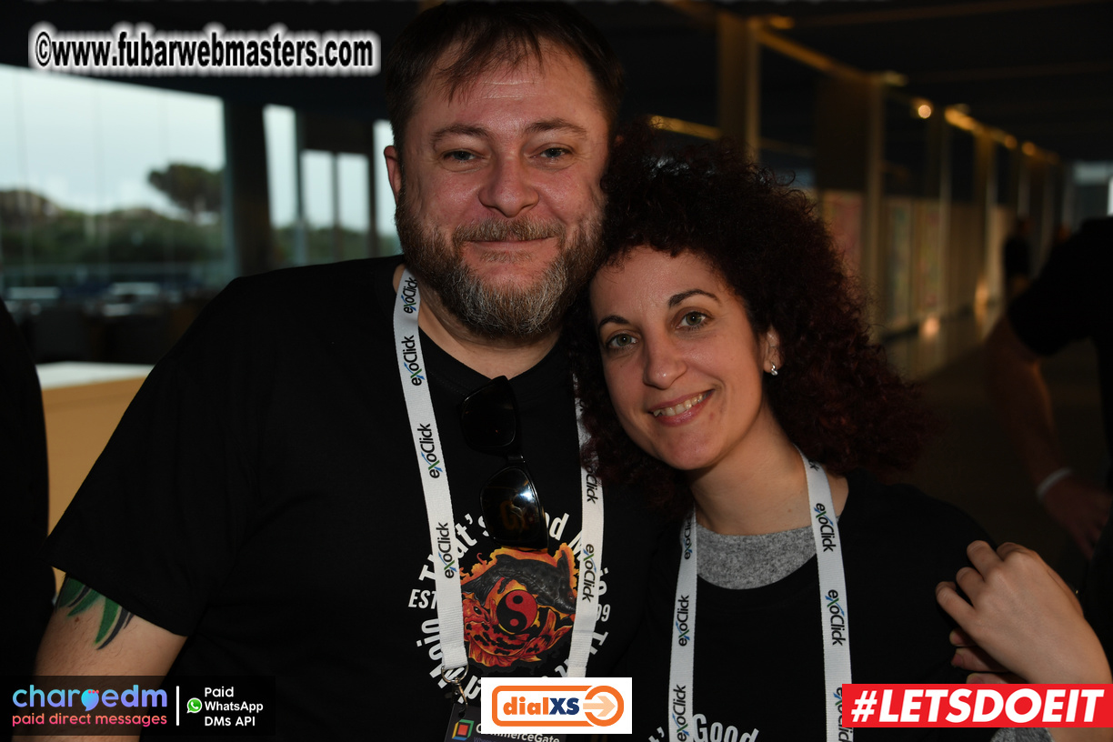 Pre-show MoJoHost Happy Hour