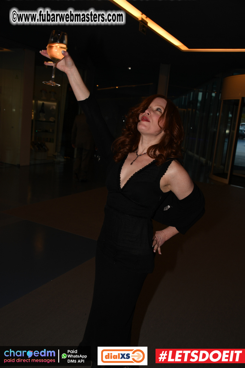 Pre-show MoJoHost Happy Hour