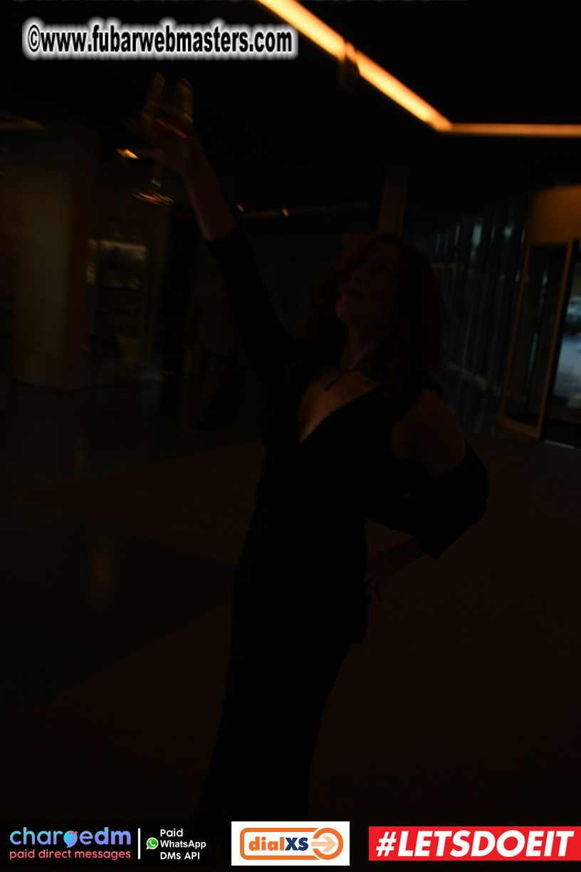 Pre-show MoJoHost Happy Hour