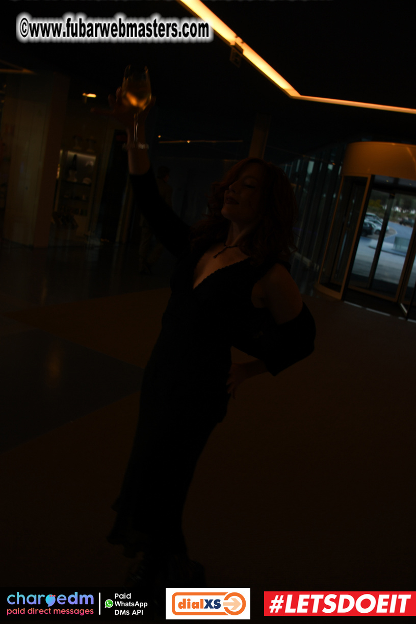 Pre-show MoJoHost Happy Hour