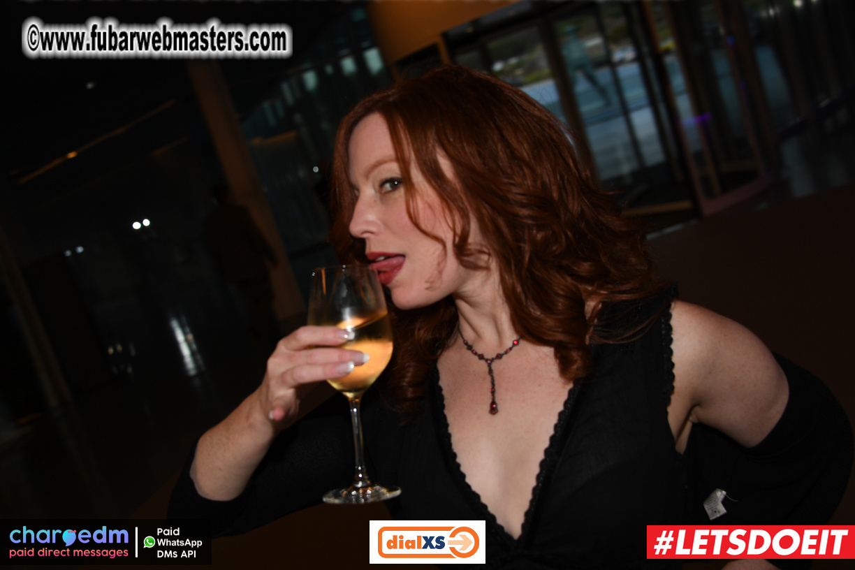 Pre-show MoJoHost Happy Hour