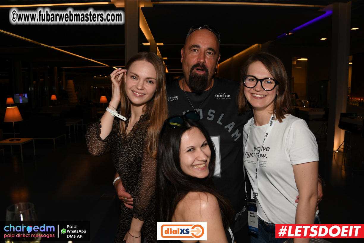 Pre-show MoJoHost Happy Hour