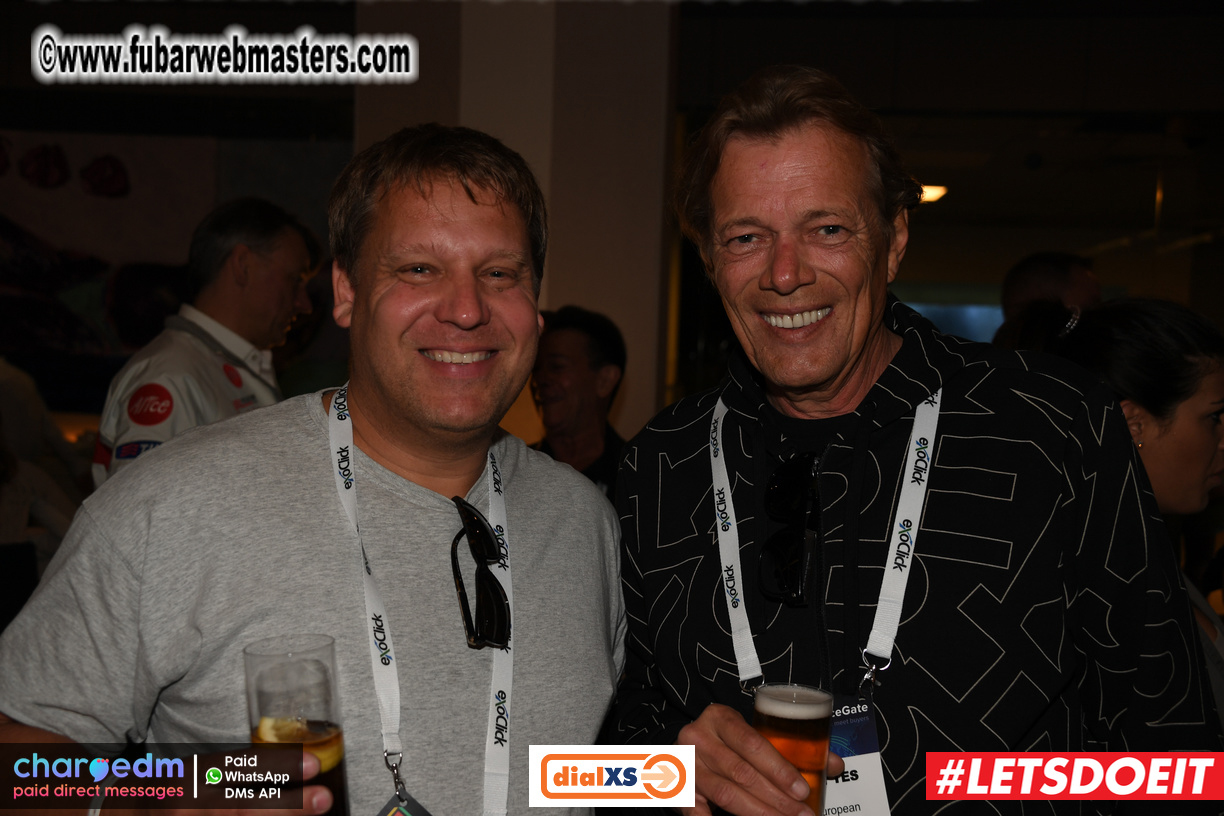 Pre-show MoJoHost Happy Hour