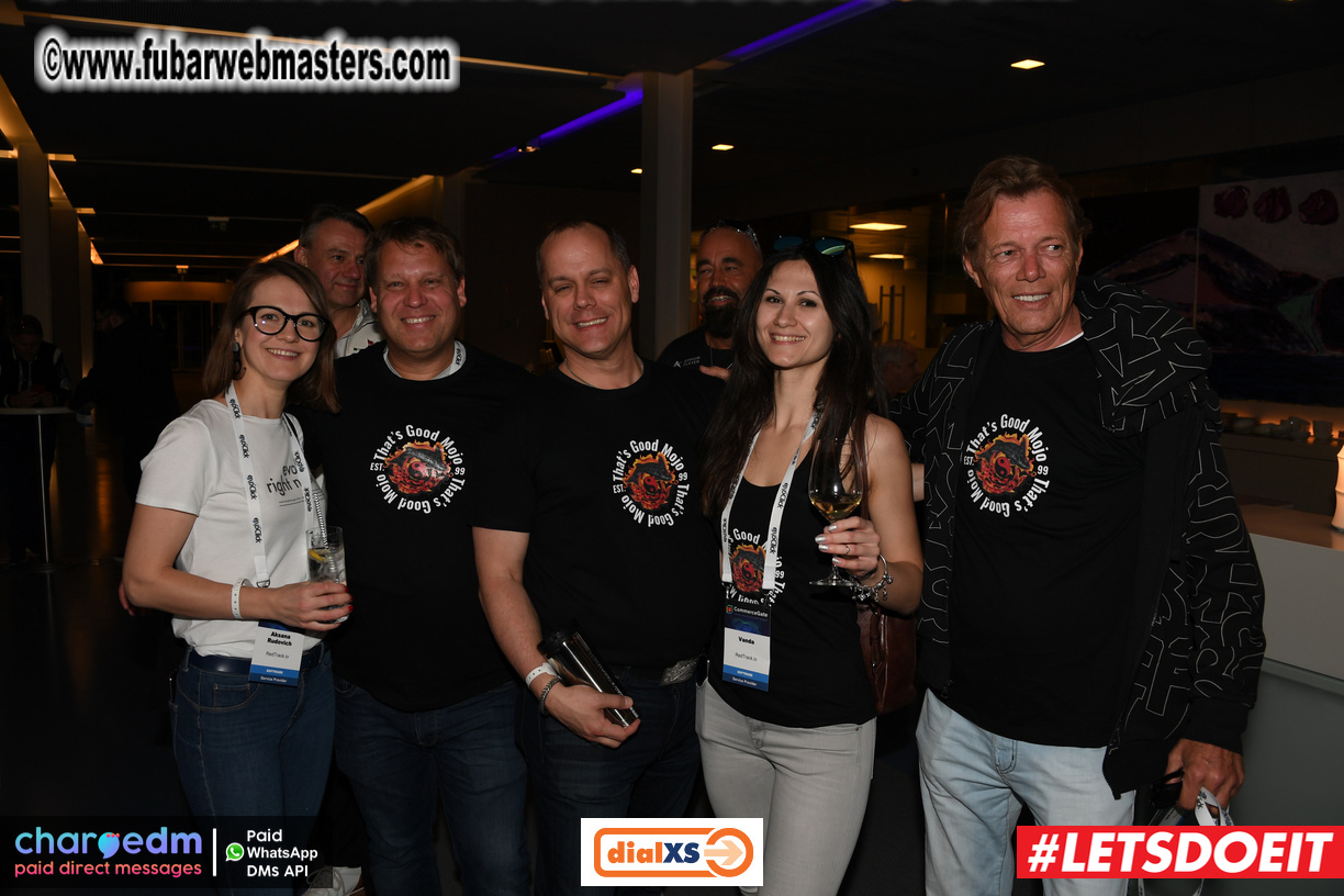 Pre-show MoJoHost Happy Hour