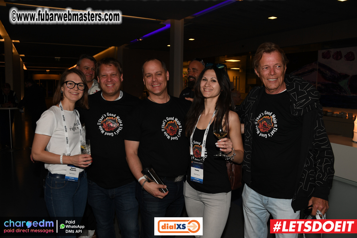 Pre-show MoJoHost Happy Hour