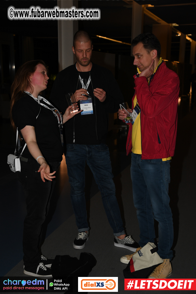 Pre-show MoJoHost Happy Hour