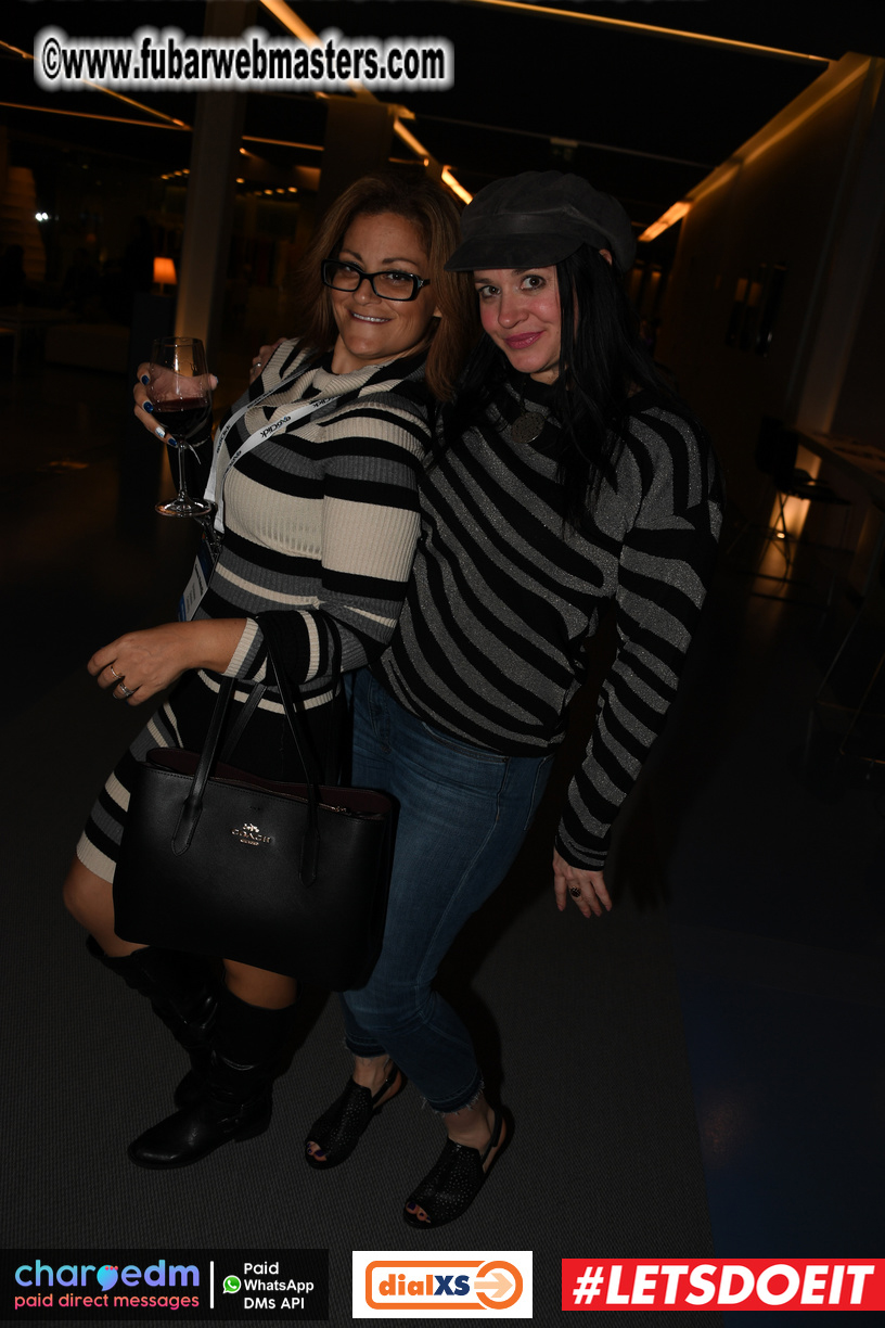 Pre-show MoJoHost Happy Hour