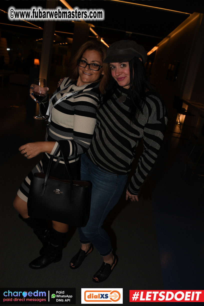 Pre-show MoJoHost Happy Hour