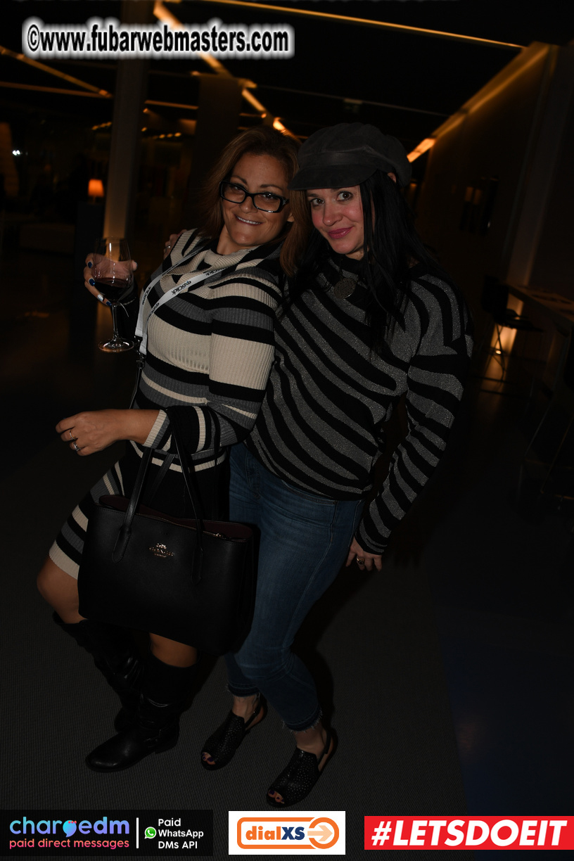 Pre-show MoJoHost Happy Hour