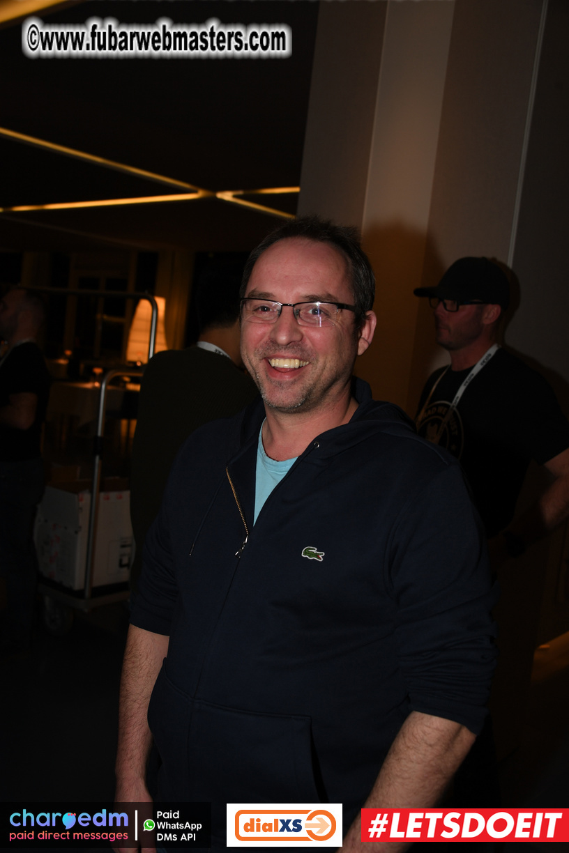 Pre-show MoJoHost Happy Hour