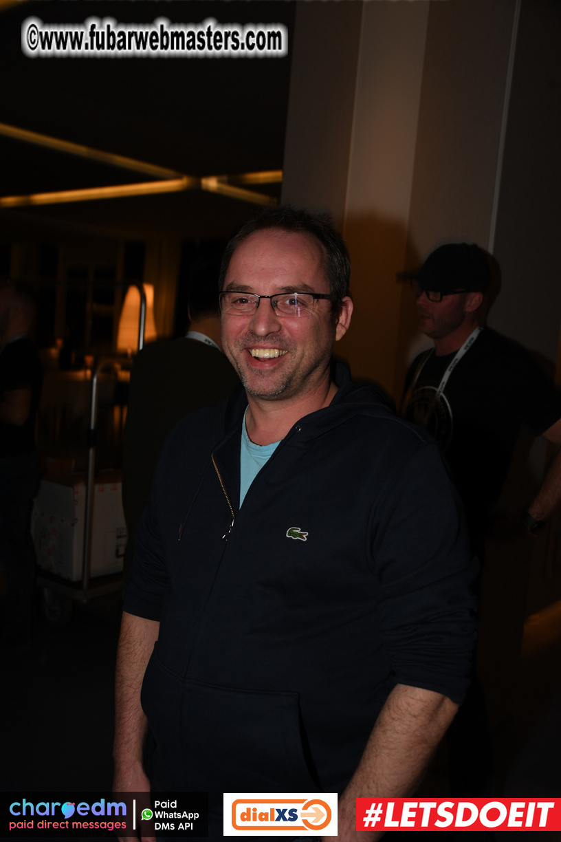 Pre-show MoJoHost Happy Hour