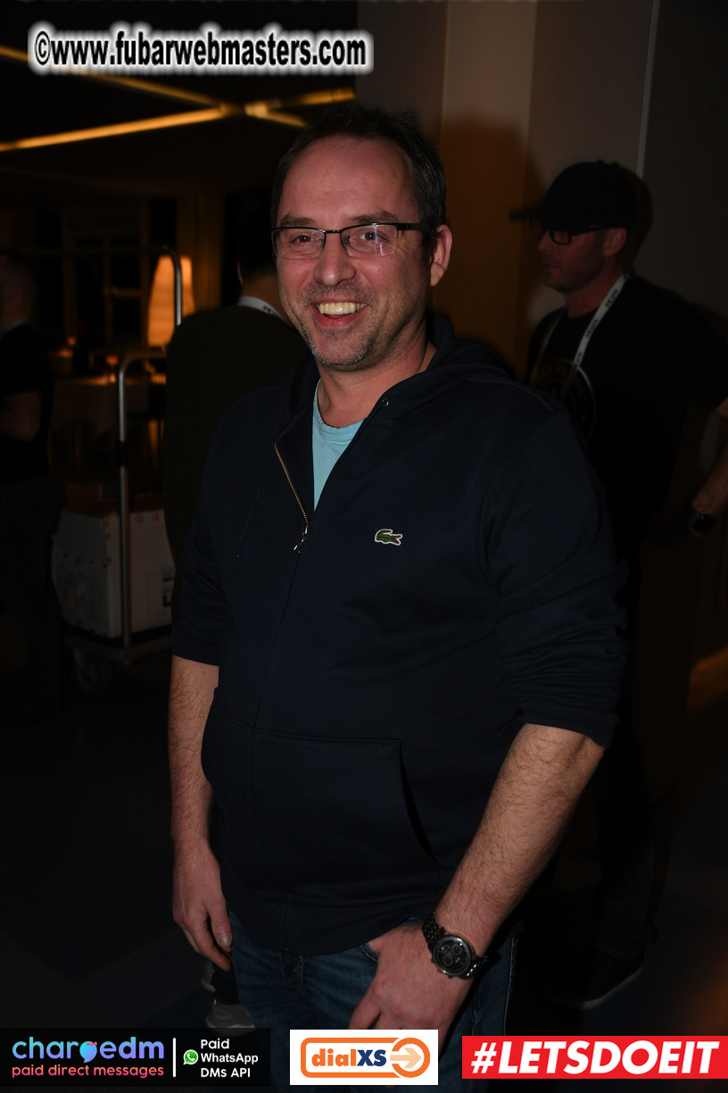 Pre-show MoJoHost Happy Hour